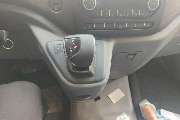 Used Foton Toano 2023 2.0T Automatic Jixiang Long-Wheelbase Mid-Height Rear Single Tire 7/9-Seater Gear Lever