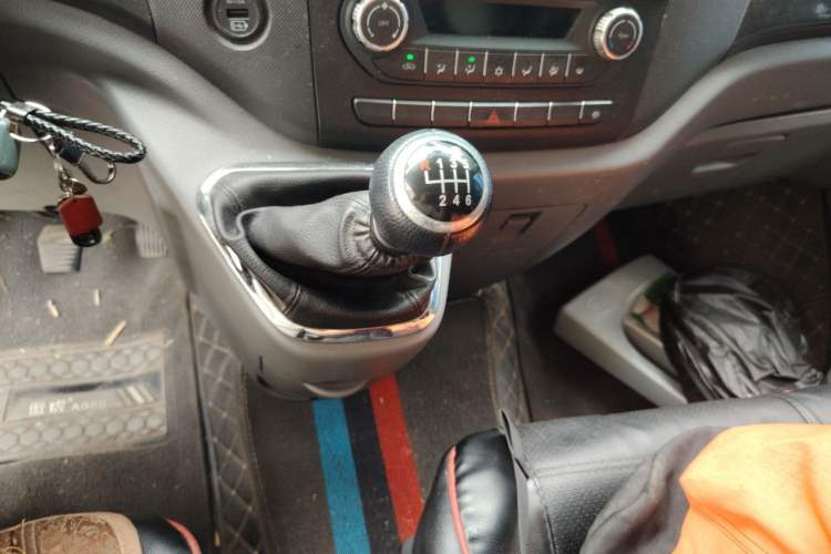 Used Foton Toano 2023 2.5T Manual Jixiang Van Extended Wheelbase Ultra-High Roof with Rear Dual Tires 3-Seater Gear Lever