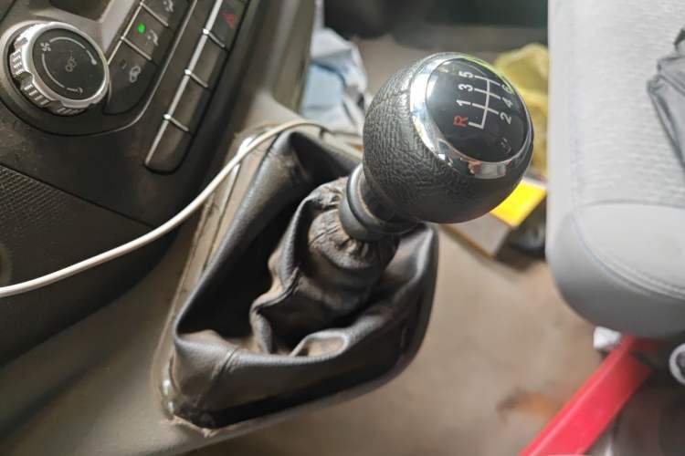 Used Foton Toano 2023 Cummins 2.8T Manual Jixiang Multi-Function Long-Wheelbase Mid-Roof Model with Rear Dual Tires Available in 7/9-Seater Configurations Gear Lever