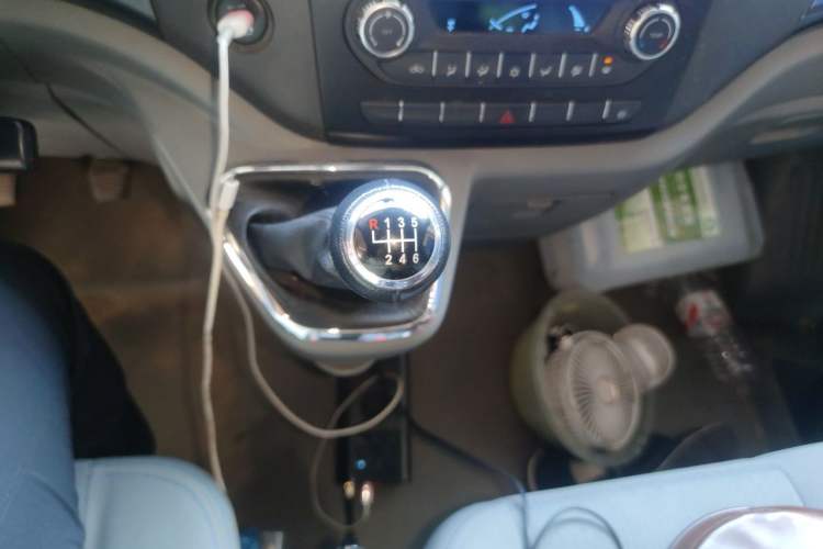 Used Foton Toano 2023 Joy Elephant Multi-Function 2.0T Manual Long-Wheelbase Mid-Roof Model with Single Rear Tire Available in 5/6/7/9-Seater Configurations Gear Lever