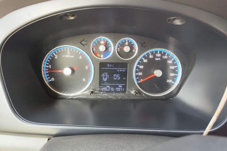 Used Foton Toano 2023 2.5T Manual Jixiang Van Extended Wheelbase Mid-Roof Design with Rear Dual Tires 3-Seater Instrument Cluster