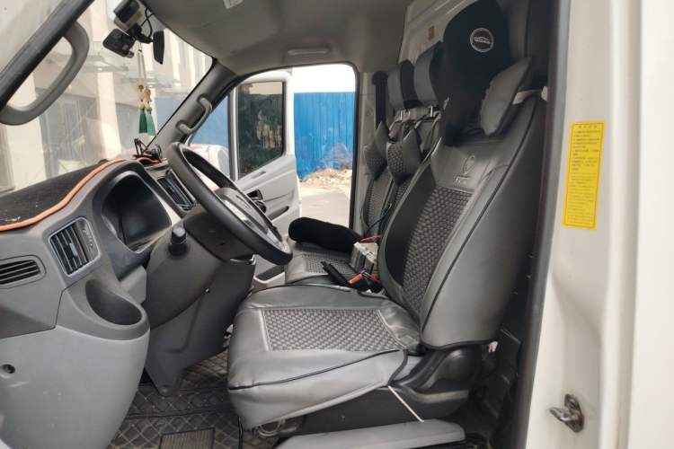 Used Foton Toano 2023 2.5T Manual Jixiang Van Extended Wheelbase Mid-Roof Design with Rear Dual Tires 3-Seater Left Front Seat