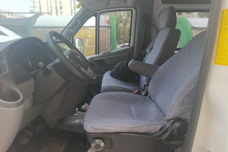 Used Foton Toano 2023 2.0T Automatic Jixiang Long-Wheelbase Mid-Height Rear Single Tire 7/9-Seater Left Front Seat