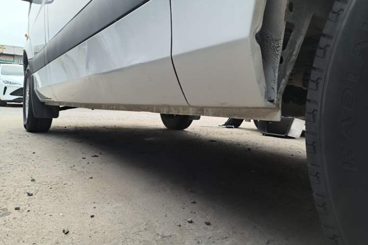 Used Foton Toano 2023 Joy Elephant Multi-Function 2.0T Manual Long-Wheelbase Mid-Roof Model with Single Rear Tire Available in 5/6/7/9-Seater Configurations Left Side Sill