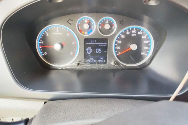 Used Foton Toano 2023 2.5T Manual Jixiang Van Extended Wheelbase Mid-Roof Design with Rear Dual Tires 3-Seater Odometer Close Up