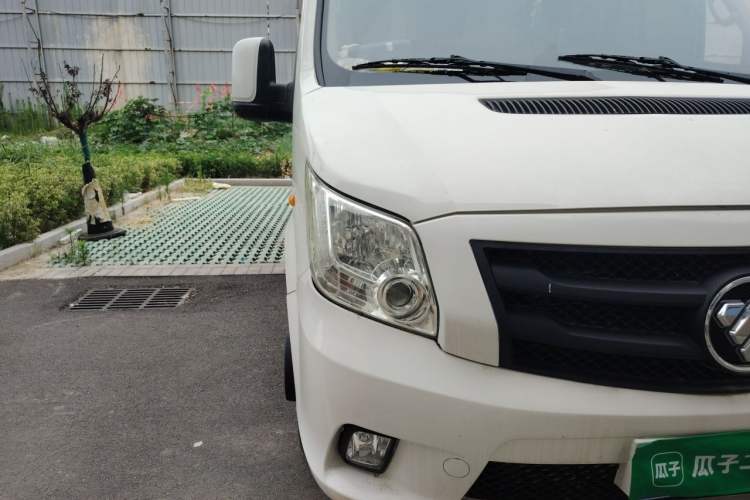 Used Foton Toano 2023 2.5T Manual Jixiang Van Extended Wheelbase Mid-Roof Design with Rear Dual Tires 3-Seater Right Front Headlight