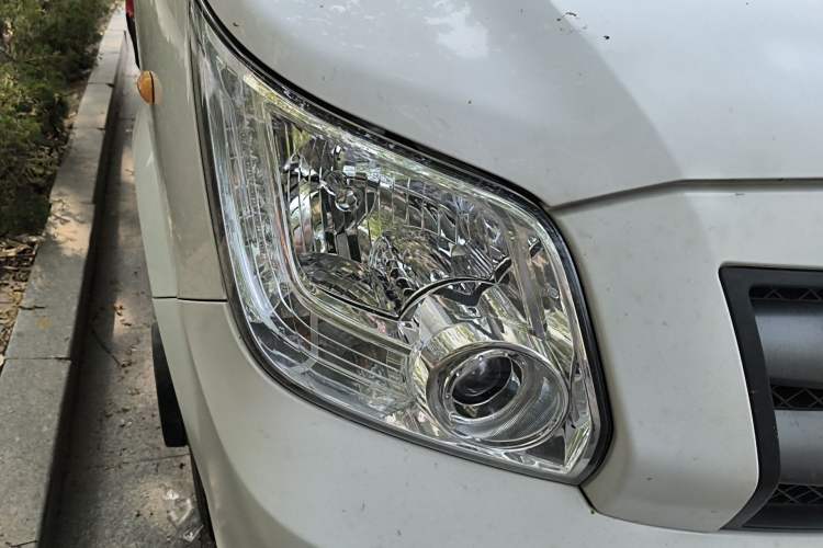 Used Foton Toano 2023 2.8T Manual Jixiang Van Extended Wheelbase Ultra-High Roof with Rear Dual Tires 3-Seater Right Front Headlight