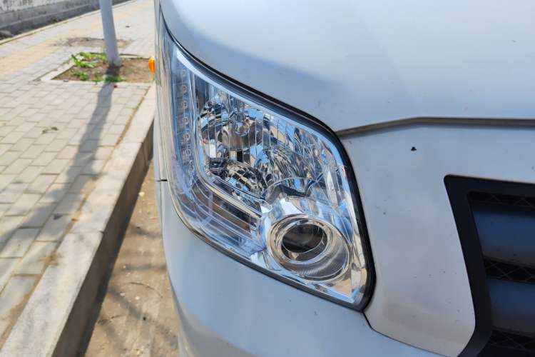 Used Foton Toano 2023 2.5T Manual Jixiang Van Extended Wheelbase Mid-Roof Design with Rear Dual Tires 3-Seater Right Front Headlight