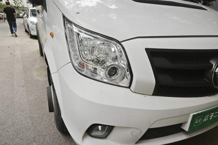 Used Foton Toano 2023 Cummins 2.8T Manual Jixiang Multi-Function Long-Wheelbase Mid-Roof Model with Rear Dual Tires Available in 7/9-Seater Configurations Right Front Headlight