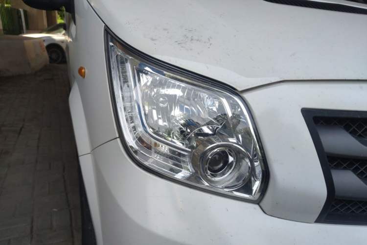 Used Foton Toano 2023 Joy Elephant Multi-Function 2.0T Manual Long-Wheelbase Mid-Roof Model with Single Rear Tire Available in 5/6/7/9-Seater Configurations Right Front Headlight