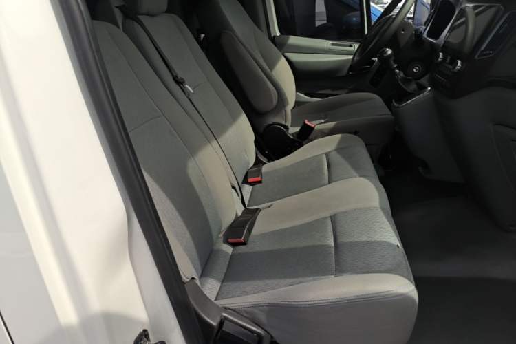 Used Foton Toano 2023 Joy Elephant Multi-Function 2.0T Manual Long-Wheelbase Mid-Roof Model with Single Rear Tire Available in 5/6/7/9-Seater Configurations Right Front Seat