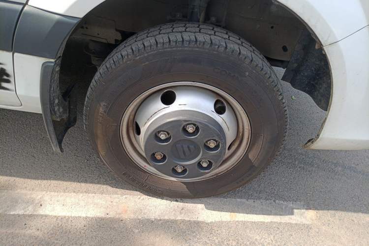 Used Foton Toano 2023 Cummins 2.8T Manual Jixiang Van Extended Wheelbase Mid-Roof Design Rear Dual Tires 3-Seater Configuration Right Front Wheel Hub