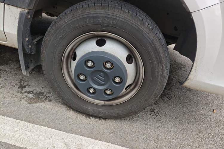 Used Foton Toano 2023 2.8T Manual Jixiang Van Extended Wheelbase Mid-Height Roof Rear Dual Tires 3-Seater Right Front Wheel Hub