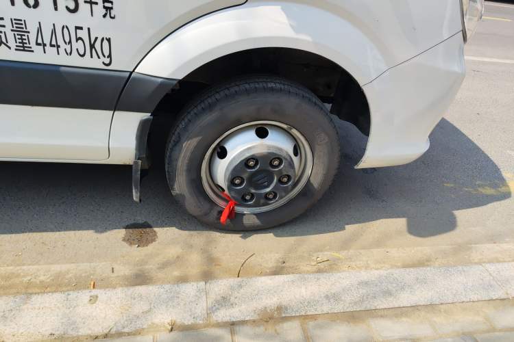 Used Foton Toano 2023 2.5T Manual Jixiang Van Extended Wheelbase Mid-Roof Design with Rear Dual Tires 3-Seater Right Front Wheel Hub