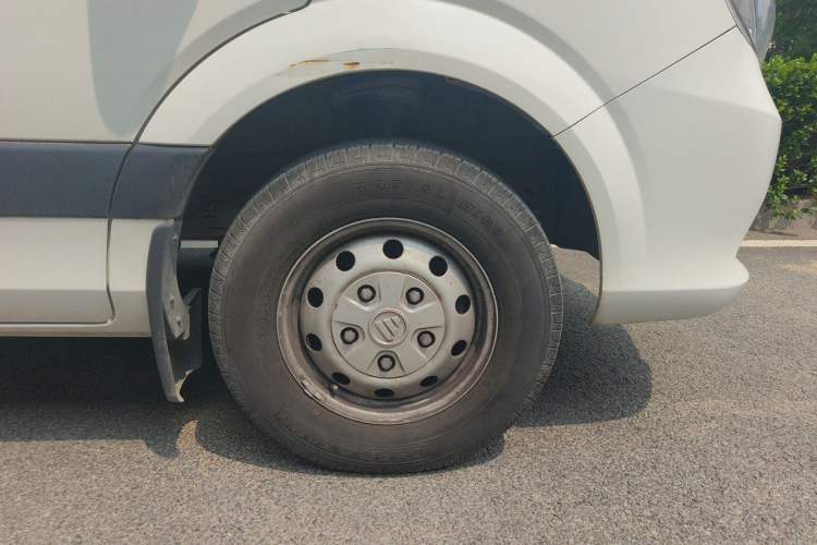 Used Foton Toano 2023 2.0T Automatic Jixiang Long-Wheelbase Mid-Height Rear Single Tire 7/9-Seater Right Front Wheel Hub