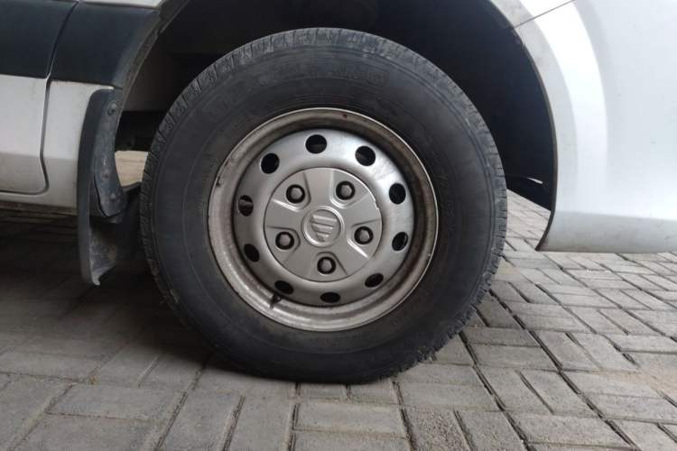 Used Foton Toano 2023 Joy Elephant Multi-Function 2.0T Manual Long-Wheelbase Mid-Roof Model with Single Rear Tire Available in 5/6/7/9-Seater Configurations Right Front Wheel Hub