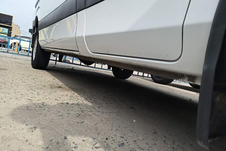 Used Foton Toano 2023 Joy Elephant Multi-Function 2.0T Manual Long-Wheelbase Mid-Roof Model with Single Rear Tire Available in 5/6/7/9-Seater Configurations Right Side Sill