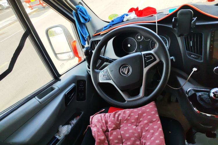 Used Foton Toano 2023 2.5T Manual Jixiang Van Extended Wheelbase Mid-Roof Design with Rear Dual Tires 3-Seater Steering Wheel