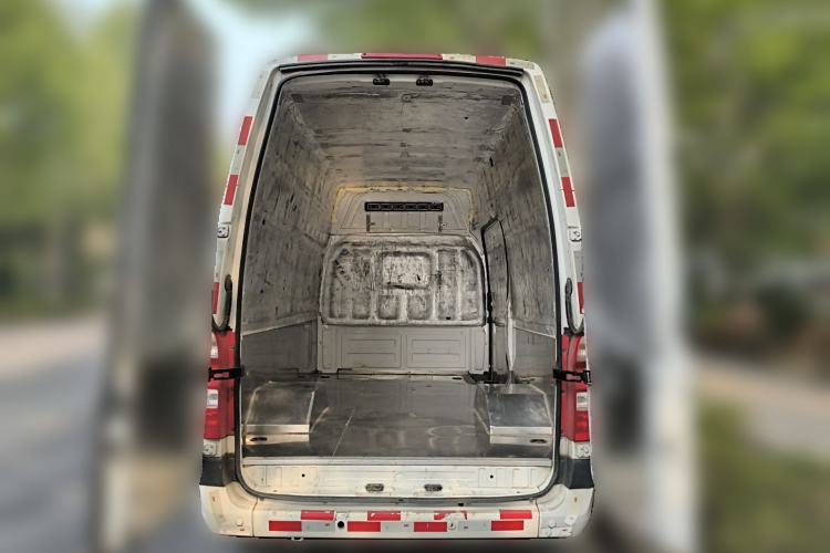 Used Foton Toano 2023 2.8T Manual Jixiang Van Extended Wheelbase Ultra-High Roof with Rear Dual Tires 3-Seater Trunk
