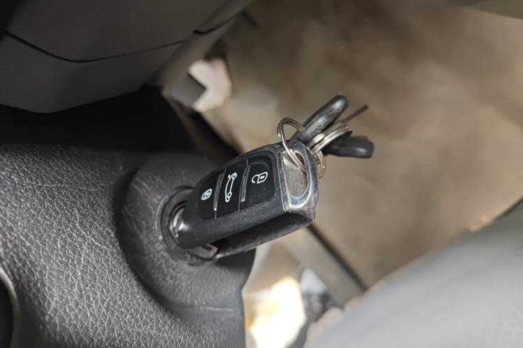 Used Foton Toano 2023 Cummins 2.8T Manual Jixiang Multi-Function Long-Wheelbase Mid-Roof Model with Rear Dual Tires Available in 7/9-Seater Configurations Vehicle Key