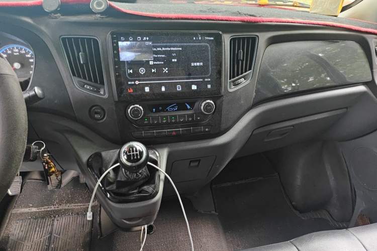 Used Foton Toano 2024 Tuyano Pro Multi-Function Model Cummins 2.8T Manual Transmission Rear-Wheel Drive Long Wheelbase Ultra-High Roof with Single Rear Tire—Available in 5/6/7-Seater Configurations Audio And AC Panel