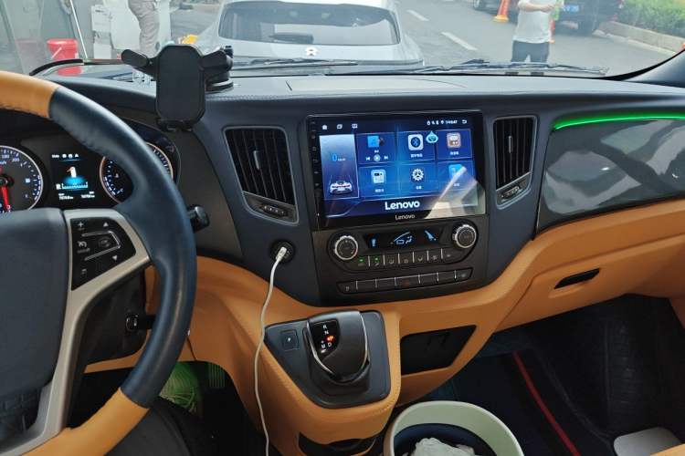 Used Foton Toano 2024 Geely Multi-Function 2.0T Automatic Long-Wheelbase Mid-Top Model with Rear Single Tire Available in 6/7/9-Seater Configurations Audio And AC Panel