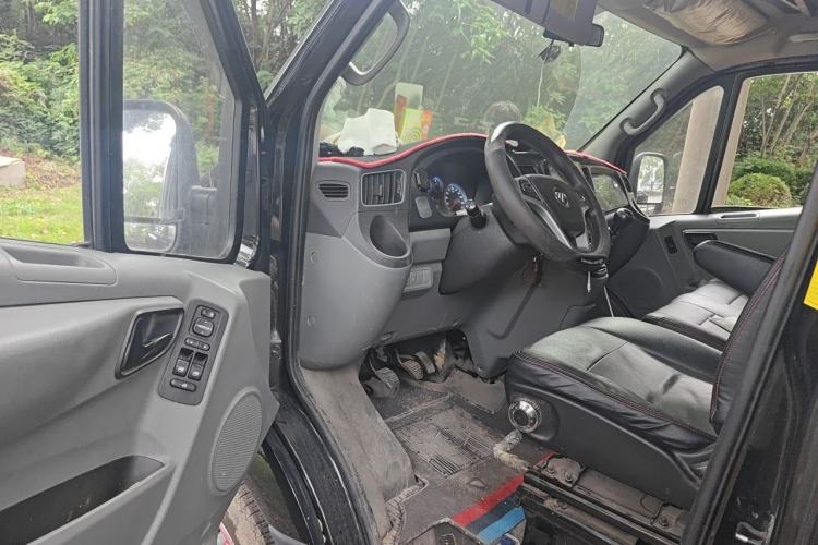 Used Foton Toano 2024 Tuyano Pro Multi-Function Model Cummins 2.8T Manual Transmission Rear-Wheel Drive Long Wheelbase Ultra-High Roof with Single Rear Tire—Available in 5/6/7-Seater Configurations Driver Seat