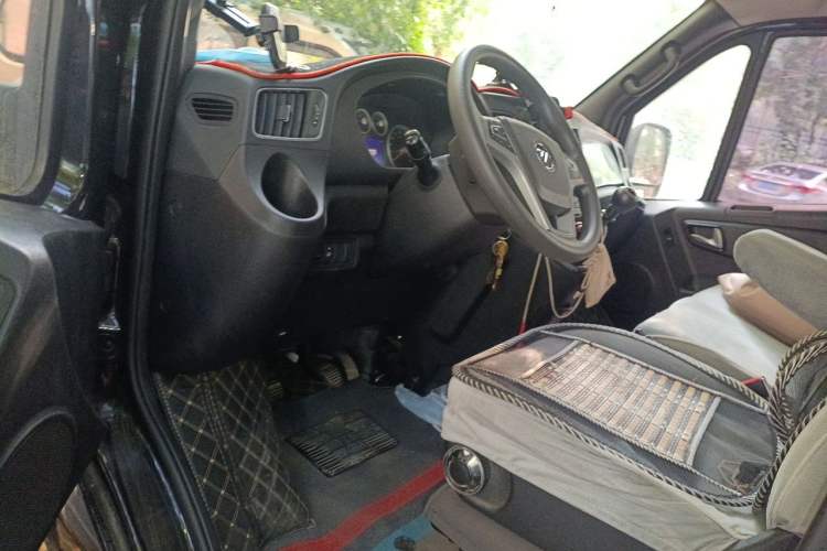 Used Foton Toano 2024 Tuyano Pro Multi-Function 2.0T Manual Front-Wheel Drive Long Wheelbase Mid-Roof Design with Single Rear Tire and 7 Seating Capacity Driver Seat