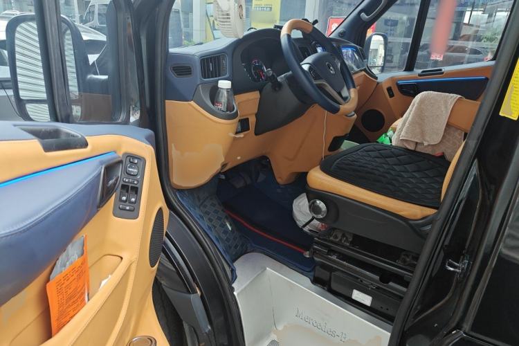 Used Foton Toano 2024 Geely Multi-Function 2.0T Automatic Long-Wheelbase Mid-Top Model with Rear Single Tire Available in 6/7/9-Seater Configurations Driver Seat