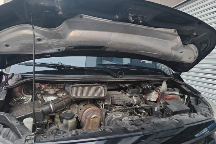 Used Foton Toano 2024 Geely Multi-Function 2.0T Automatic Long-Wheelbase Mid-Top Model with Rear Single Tire Available in 6/7/9-Seater Configurations Engine Bay