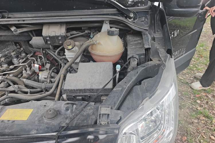 Used Foton Toano 2024 Tuyano Pro Multi-Function Model Cummins 2.8T Manual Transmission Rear-Wheel Drive Long Wheelbase Ultra-High Roof with Single Rear Tire—Available in 5/6/7-Seater Configurations Engine Bay Left