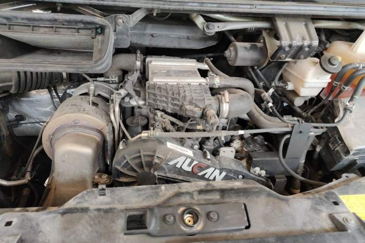 Used Foton Toano 2024 Urban Edition Multi-Function 2.0T Manual Short Wheelbase Low-Roof Rear Single Tire 5/6/9-Seater Engine Bay