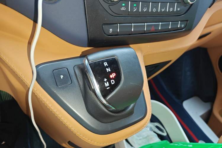 Used Foton Toano 2024 Geely Multi-Function 2.0T Automatic Long-Wheelbase Mid-Top Model with Rear Single Tire Available in 6/7/9-Seater Configurations Gear Lever