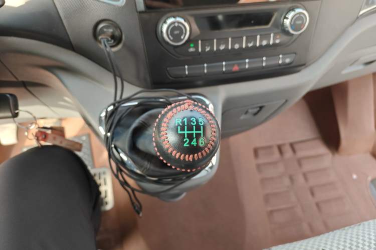 Used Foton Toano 2024 Joyear Multi-Function 2.0T Manual Long-Wheelbase Mid-Roof Model with Single Rear Tire Available in 5/6/7/9-Seater Configurations Gear Lever