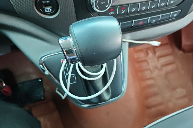 Used Foton Toano 2024 Joyear Multi-Function Cummins 2.8T Automatic Long Wheelbase Mid-Roof Design Rear Single Tire – Available in 5/6/7/9-Seater Configurations Gear Lever