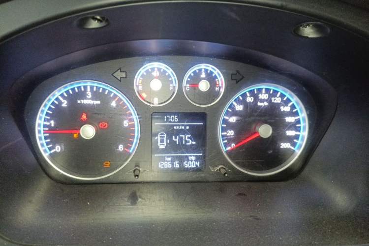 Used Foton Toano 2024 Tuyano Pro Multi-Function 2.0T Manual Front-Wheel Drive Long Wheelbase Mid-Roof Design with Single Rear Tire and 7 Seating Capacity Instrument Cluster