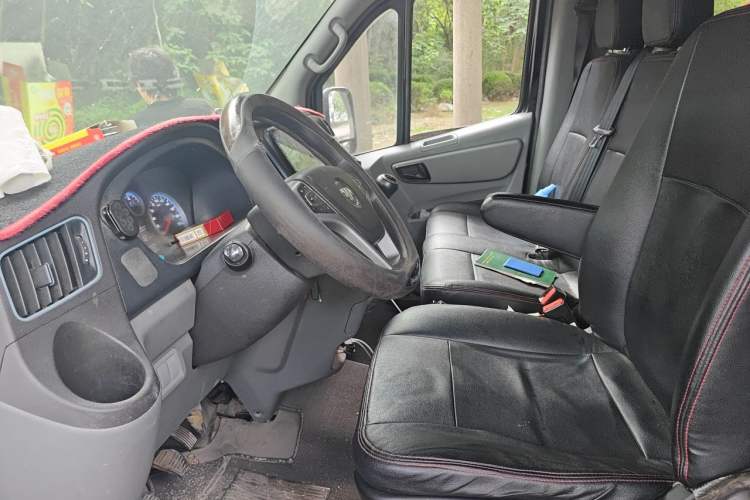 Used Foton Toano 2024 Tuyano Pro Multi-Function Model Cummins 2.8T Manual Transmission Rear-Wheel Drive Long Wheelbase Ultra-High Roof with Single Rear Tire—Available in 5/6/7-Seater Configurations Left Front Seat