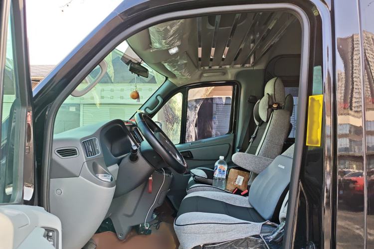 Used Foton Toano 2024 Joyear Multi-Function Cummins 2.8T Automatic Long Wheelbase Mid-Roof Design Rear Single Tire – Available in 5/6/7/9-Seater Configurations Left Front Seat