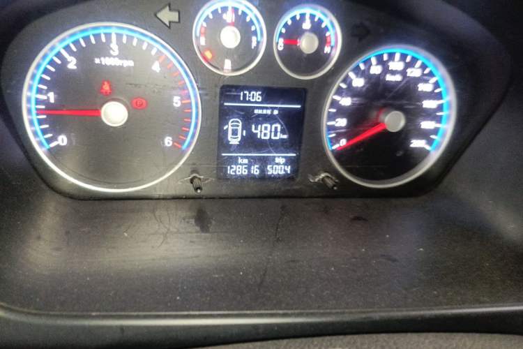 Used Foton Toano 2024 Tuyano Pro Multi-Function 2.0T Manual Front-Wheel Drive Long Wheelbase Mid-Roof Design with Single Rear Tire and 7 Seating Capacity Odometer Close Up