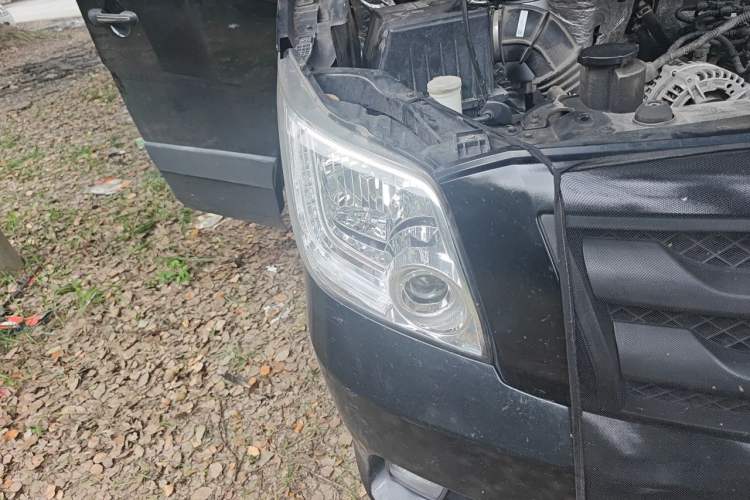 Used Foton Toano 2024 Tuyano Pro Multi-Function Model Cummins 2.8T Manual Transmission Rear-Wheel Drive Long Wheelbase Ultra-High Roof with Single Rear Tire—Available in 5/6/7-Seater Configurations Right Front Headlight