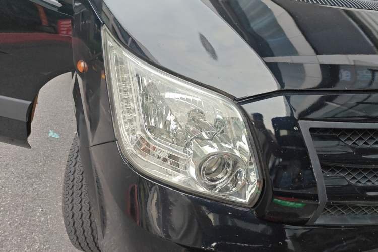 Used Foton Toano 2024 Geely Multi-Function 2.0T Automatic Long-Wheelbase Mid-Top Model with Rear Single Tire Available in 6/7/9-Seater Configurations Right Front Headlight