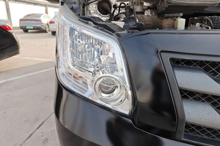 Used Foton Toano 2024 Joyear Multi-Function 2.0T Manual Long-Wheelbase Mid-Roof Model with Single Rear Tire Available in 5/6/7/9-Seater Configurations Right Front Headlight