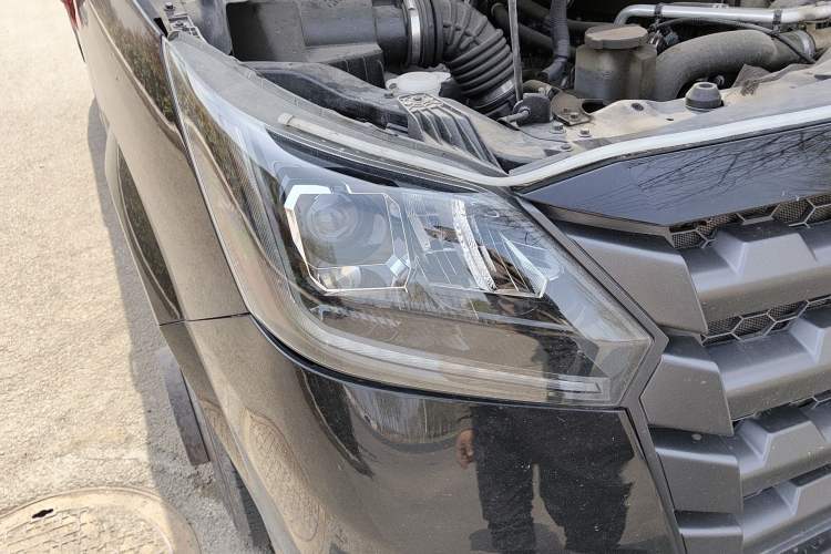 Used Foton Toano 2024 Geely Xianghuo 2.5T Manual Long Wheelbase Ultra-High Roof with Rear Dual Tires 3-Seater Right Front Headlight