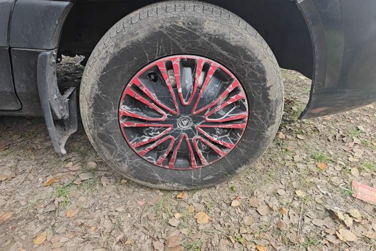 Used Foton Toano 2024 Tuyano Pro Multi-Function Model Cummins 2.8T Manual Transmission Rear-Wheel Drive Long Wheelbase Ultra-High Roof with Single Rear Tire—Available in 5/6/7-Seater Configurations Right Front Wheel Hub