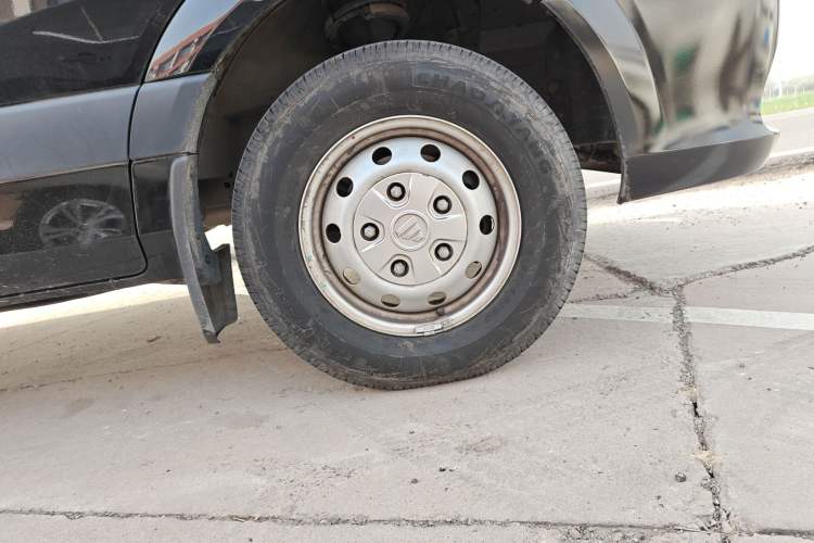 Used Foton Toano 2024 Joyear Multi-Function 2.0T Manual Long-Wheelbase Mid-Roof Model with Single Rear Tire Available in 5/6/7/9-Seater Configurations Right Front Wheel Hub
