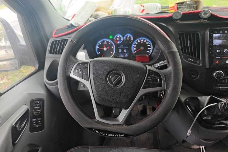 Used Foton Toano 2024 Tuyano Pro Multi-Function Model Cummins 2.8T Manual Transmission Rear-Wheel Drive Long Wheelbase Ultra-High Roof with Single Rear Tire—Available in 5/6/7-Seater Configurations Steering Wheel