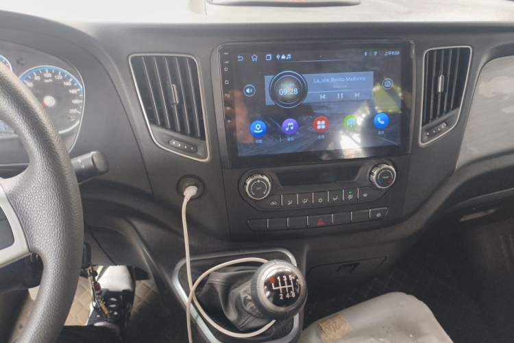 Used Foton Toano 2024 Tuyano Pro Multi-Function 2.0T Manual Front-Wheel Drive Long Wheelbase Mid-Roof Design with Single Rear Tire and 7 Seating Capacity Audio And AC Panel