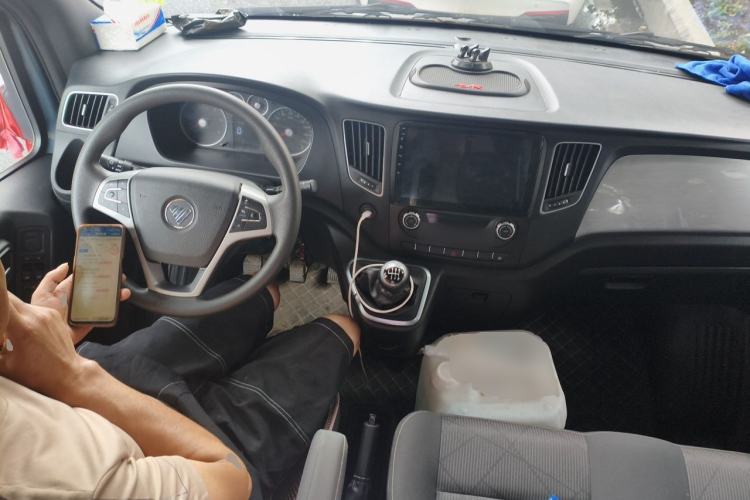 Used Foton Toano 2024 Tuyano Pro Multi-Function 2.0T Manual Front-Wheel Drive Long Wheelbase Mid-Roof Design with Single Rear Tire and 7 Seating Capacity Center Console