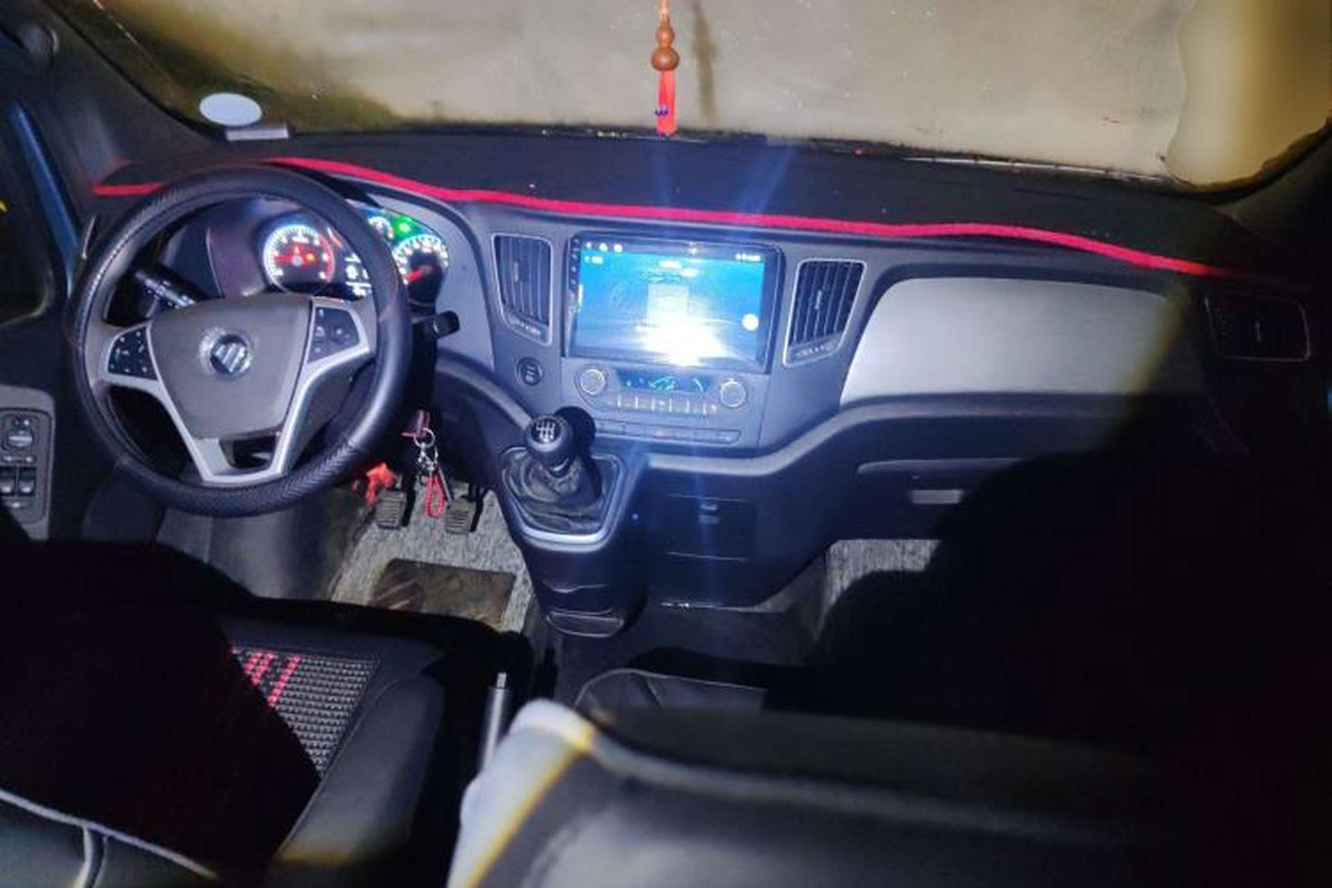 Used Foton Toano 2024 Tuyano Pro Multi-Function 2.0T Manual Rear-Drive Long Wheelbase Mid-Roof Design Single Rear Tire—Available in 5/6/7/9-Seater Configurations Center Console