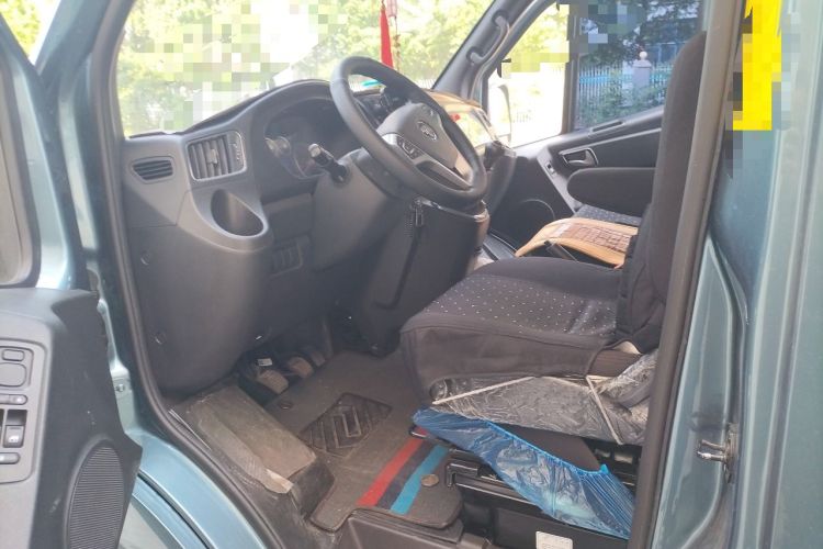 Used Foton Toano 2024 Tuyano Pro Multi-Function 2.0T Manual Rear-Drive Long Wheelbase Mid-Roof Design Single Rear Tire—Available in 5/6/7/9-Seater Configurations Driver Seat